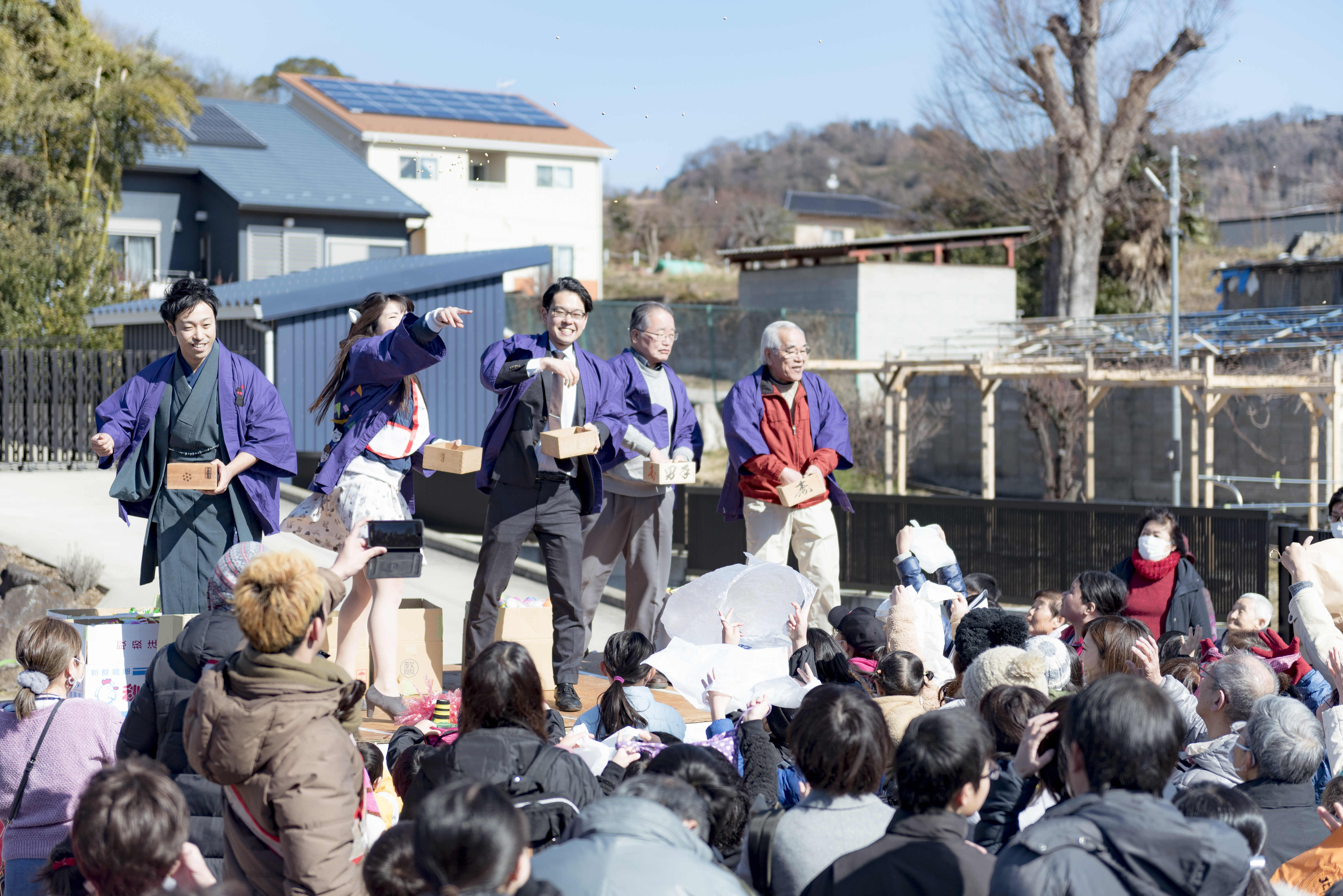 毛塚副市長も餅撒き